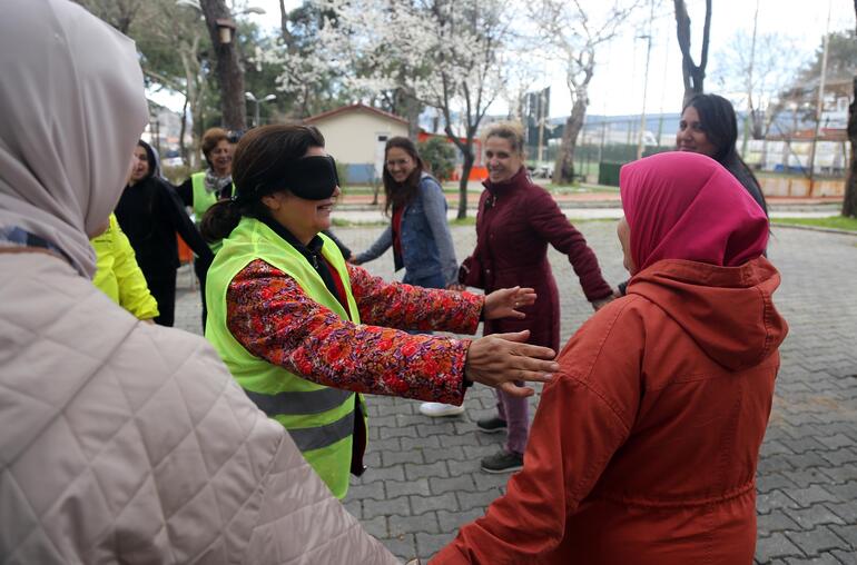 Kadın bisikletçiler, depremzede kadınlarla 'kardeş' oldu