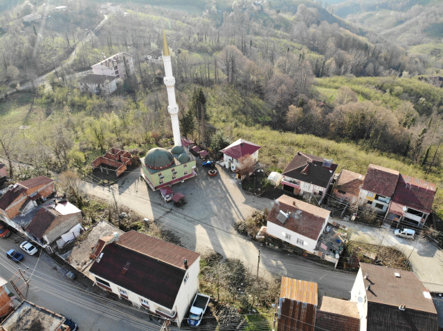 Karadeniz fıkrası gibi mahalle! Aralarında 7 metre mesafe olan komşular, 2 dakika farkla iftar açıyor