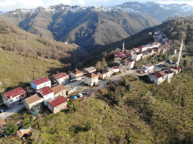 Karadeniz fıkrası gibi mahalle! Aralarında 7 metre mesafe olan komşular, 2 dakika farkla iftar açıyor