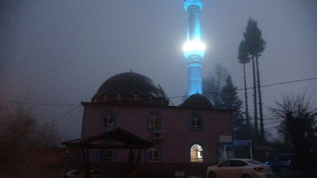 Karadeniz fıkrası gibi mahalle! Aralarında 7 metre mesafe olan komşular, 2 dakika farkla iftar açıyor