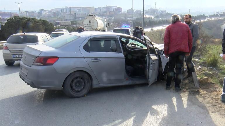 Başakşehir'de çarptığı bariyer otomobile ok gibi saplandı