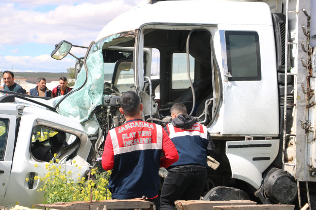 Şanlıurfa'da feci kaza! Kamyonet sürücüsü ve yanındaki öldü, 4 kişi yaralandı