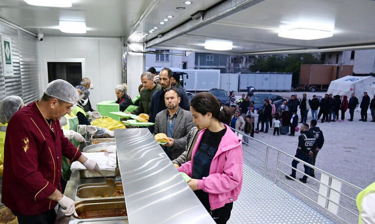 Osmaniye'deki depremzedeler, ilk iftarlarını çadırda yaptı