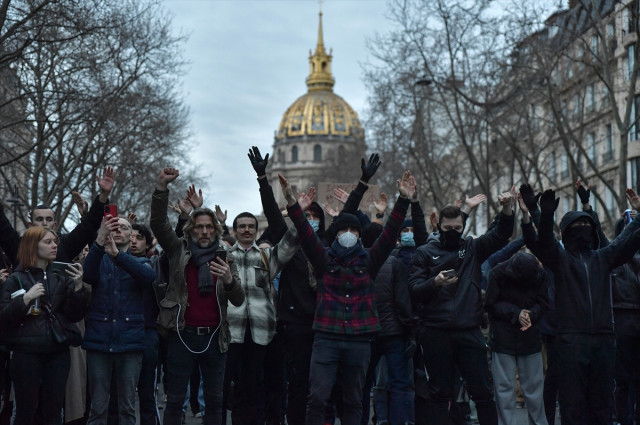 Fransa'da göstericiler Paris Havalimanı'nın girişini kapattı