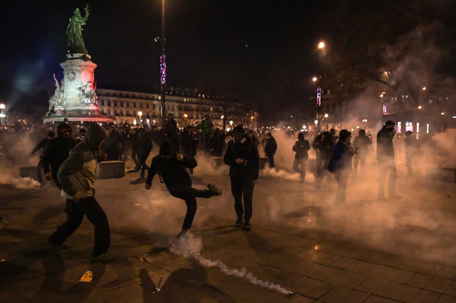 Fransa'da göstericiler Paris Havalimanı'nın girişini kapattı