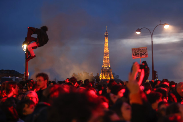 Fransa'da göstericiler Paris Havalimanı'nın girişini kapattı