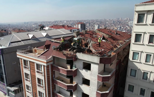 Görüntüsüyle gündem olan Bağcılar'daki bina yıkıldı