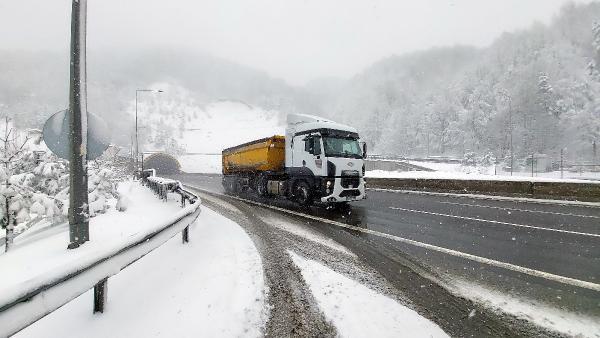 Fotoğraflar bugün çekildi! Bolu Dağı'nda kar göz açtırmıyor