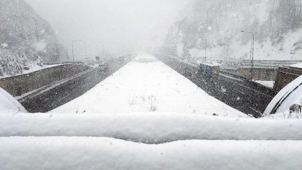 Fotoğraflar bugün çekildi! Bolu Dağı'nda kar göz açtırmıyor