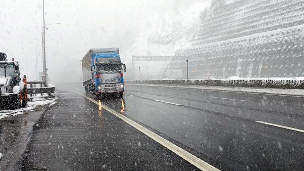 Fotoğraflar bugün çekildi! Bolu Dağı'nda kar göz açtırmıyor