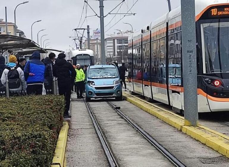 Tramvay yoluna giren kamyonetin çarptığı liseli hayatını kaybetti