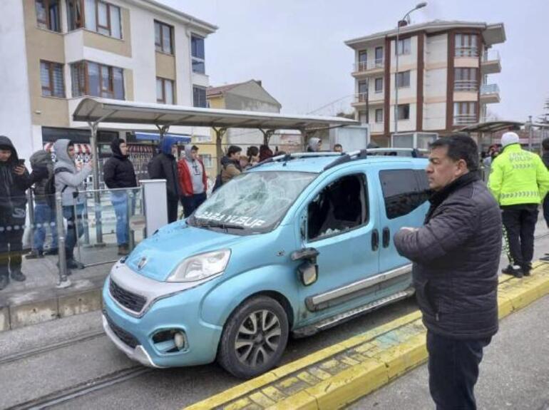 Tramvay yoluna giren kamyonetin çarptığı liseli hayatını kaybetti