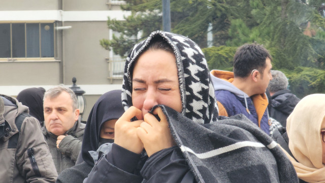 Ezgi Sertel'in babası son yolculuğu uğurlandı! Ünlü sunucu, tabuta sarılarak dakikalarca ağladı