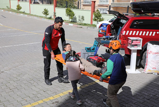 Gönüllü öğrenciler 150 yetime destek veriyor