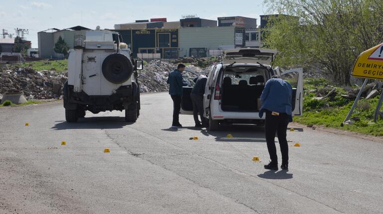 Peş peşe gelen otomobillerden inenlerin silahlı kavgası kamerada