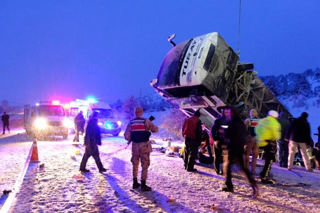 2 ilimizde yolcu otobüsü şarampole devrildi: 3 ölü, 46 yaralı