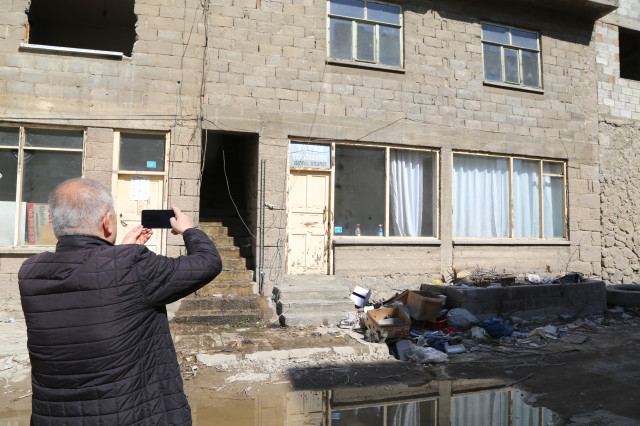 Sular altında kalacak olan ilçede son esnaf da kapıya kilit vurdu