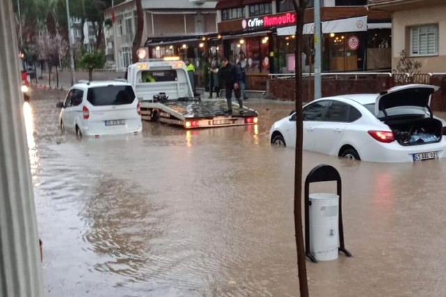 İzmir'de sağanak! Yarım saatte hayatı felç etti, cadde ve iş yerleri sular altında kaldı