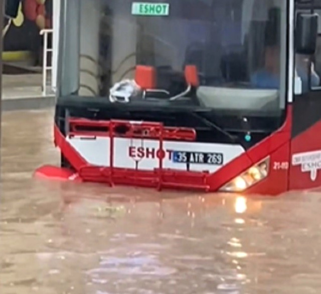 İzmir'de sağanak! Yarım saatte hayatı felç etti, cadde ve iş yerleri sular altında kaldı