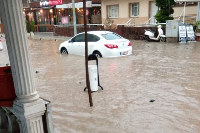 İzmir'de sağanak! Yarım saatte hayatı felç etti, cadde ve iş yerleri sular altında kaldı