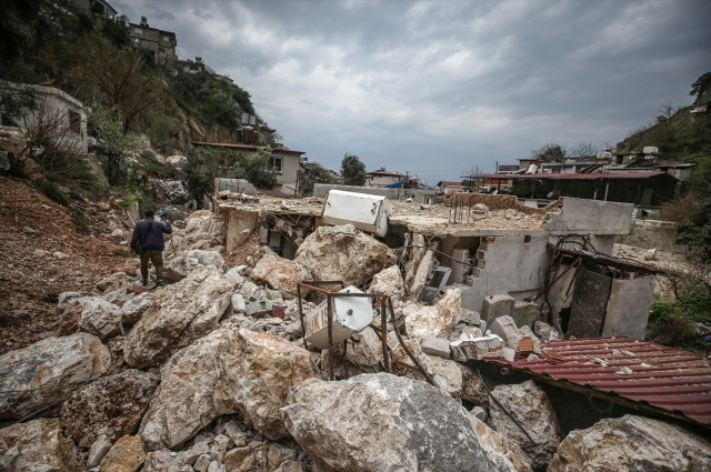 Hatay'da depremde yıkılmayan evlere dağdan kopan kayalar zarar verdi