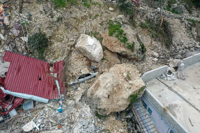 Hatay'da depremde yıkılmayan evlere dağdan kopan kayalar zarar verdi