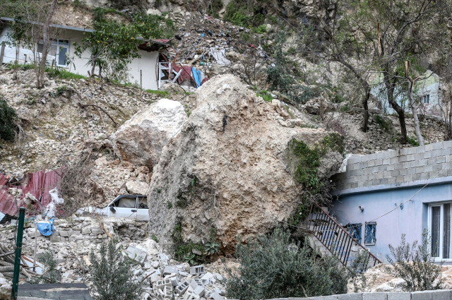 Hatay'da depremde yıkılmayan evlere dağdan kopan kayalar zarar verdi