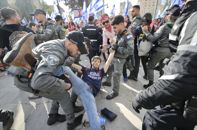 İsrail'de sular durulmuyor! Netanyahu geri adım atsa da göstericiler protestoya devam etti