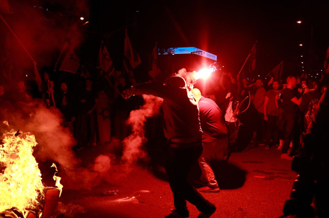 İsrail'de sular durulmuyor! Netanyahu geri adım atsa da göstericiler protestoya devam etti