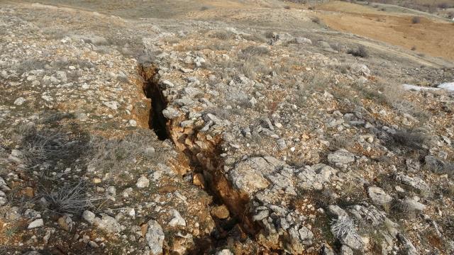 Bin 400 metre yükseklikte ürküten görüntü! Kar kalkınca, dev yarıklar depremin şiddetini ortaya koydu