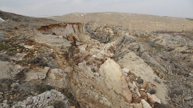 Bin 400 metre yükseklikte ürküten görüntü! Kar kalkınca, dev yarıklar depremin şiddetini ortaya koydu