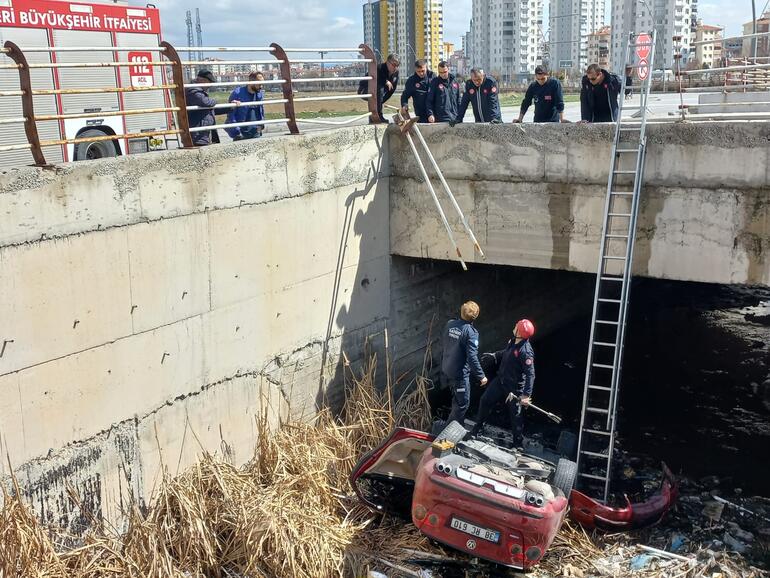 Sulama kanalına düşen otomobilden yara almadan çıktılar