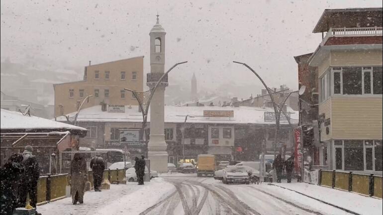 Bayburt ve Rize'de kar yağışı etkili oldu