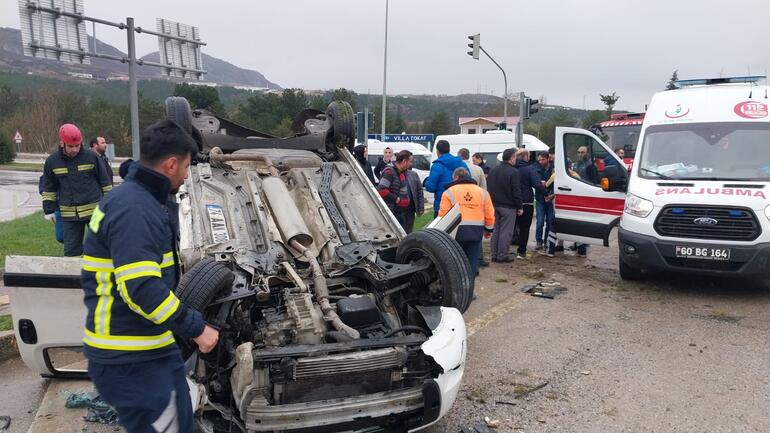 Hafif ticari araç, kamyona çarpıp devrildi: 1 ölü, 2 yaralı