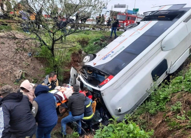 Kocaeli'de işçi servisi şarampole uçtu: 8 yaralı