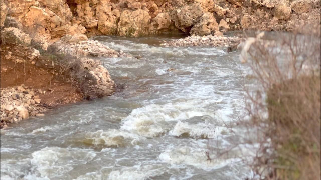 Görenler gözlerine inanamadı! Binlerce yıllık derenin suyu kayaların arasında kayboluyor