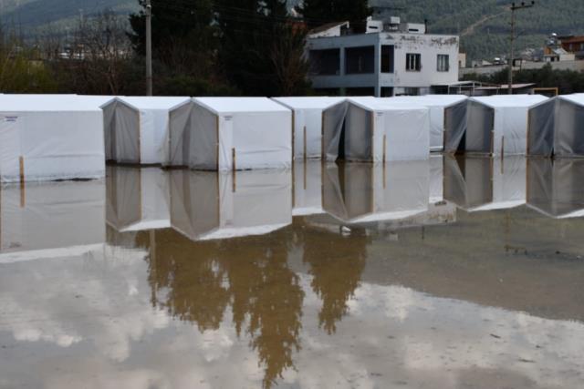 Depremzedelerin kaldığı çadırları su bastı: Perişan olduk