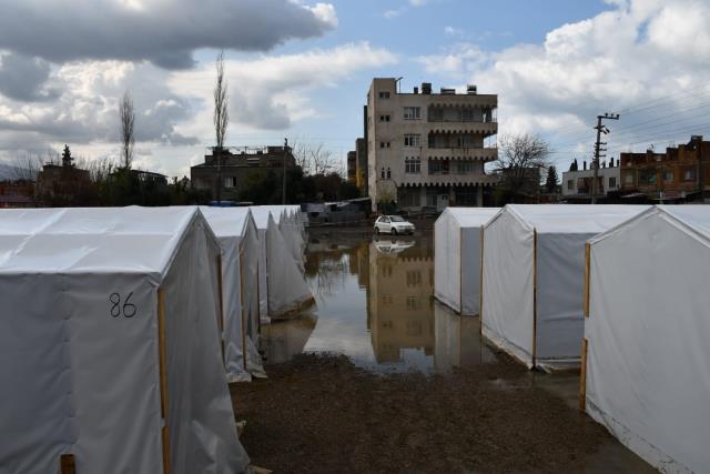 Depremzedelerin kaldığı çadırları su bastı: Perişan olduk