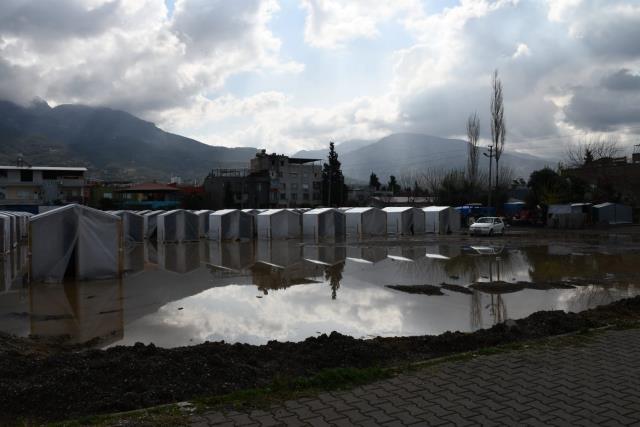 Depremzedelerin kaldığı çadırları su bastı: Perişan olduk