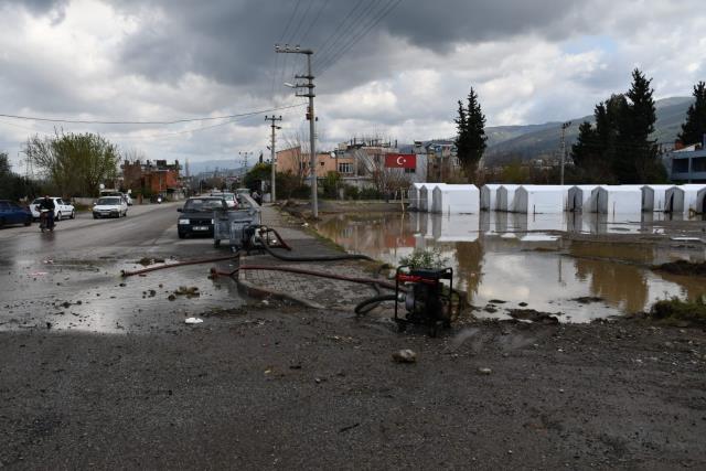 Depremzedelerin kaldığı çadırları su bastı: Perişan olduk