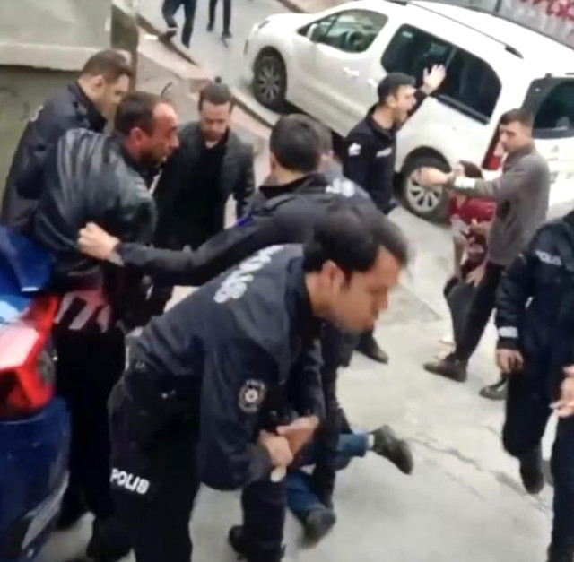 KADES ihbarına giden 5 polis saldırıya uğradı, 3 kişi gözaltına alındı