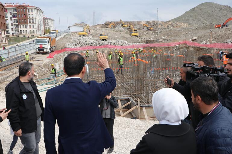 Bakan Kurum: Sözleşmesini imzaladığımız 32 bin konuttan 20 bininin temelini atıyoruz