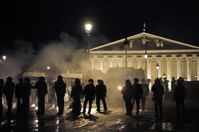 Fransa'da ortalık karıştı! Emeklilik yaşı protestosunda 310 kişi gözaltına alındı