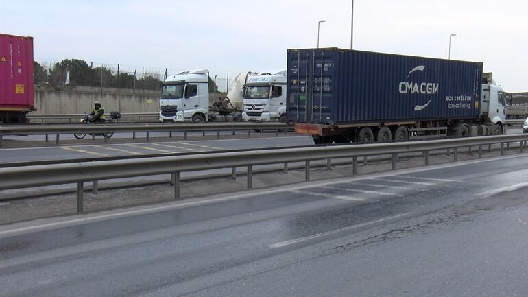 Ambarlı'da otomobil TIR'a arkadan çarptı: 3 ölü