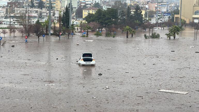 Şanlıurfa'da sel felaketi: Suya kapılan 6 kişi aranıyor