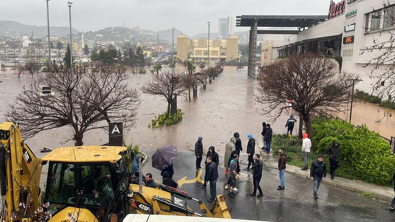 Şanlıurfa'da sel felaketi: Suya kapılan 6 kişi aranıyor