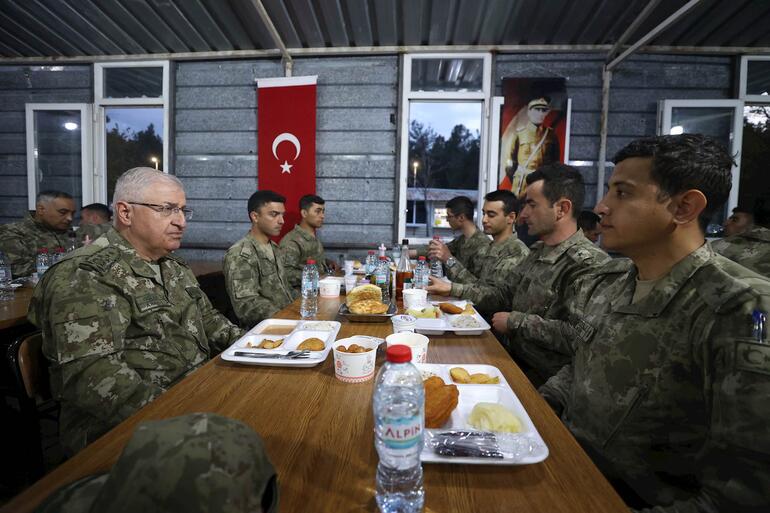 Bakan Akar, ilk iftarı Mehmetçik ile yaptı