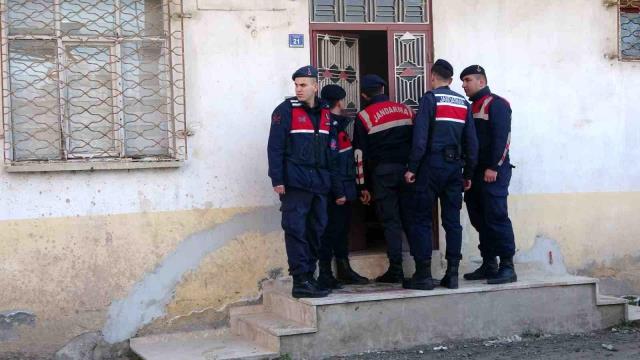 Boşanma aşamasında olduğu karısını, 10 yerinden bıçaklayarak öldürdü