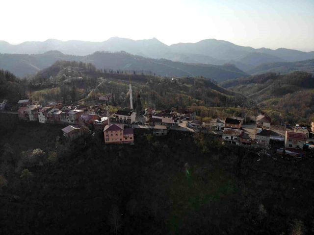 Karadeniz fıkrası gibi mahalle! Kapı komşusu olmalarına rağmen 2 dakika farkla iftar açıyorlar