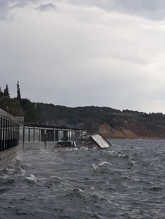 Lodos, balık ekmek teknesini devirdi